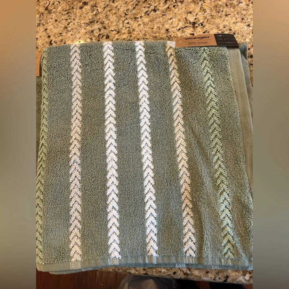Wrangler Green and White Bath and Hand Towel Set